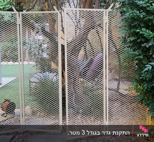 גדר ממתכת עם רשת מעוינים לתיחום חצר וגינה